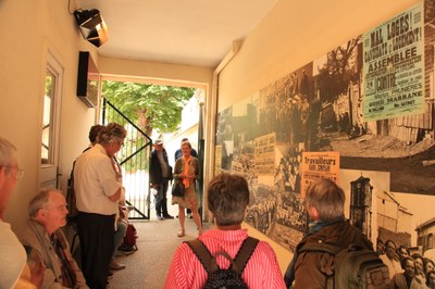 des participants visitent le 11 rue Raspail