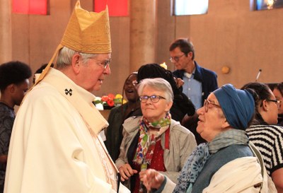 l'archevêque Laurent Ulrich salue des participantes au forum à l'issue de la messe, jeudi 29 mai